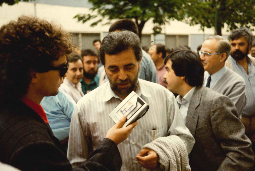 El periodista Carles Quílez entrevista a Julio Anguita.