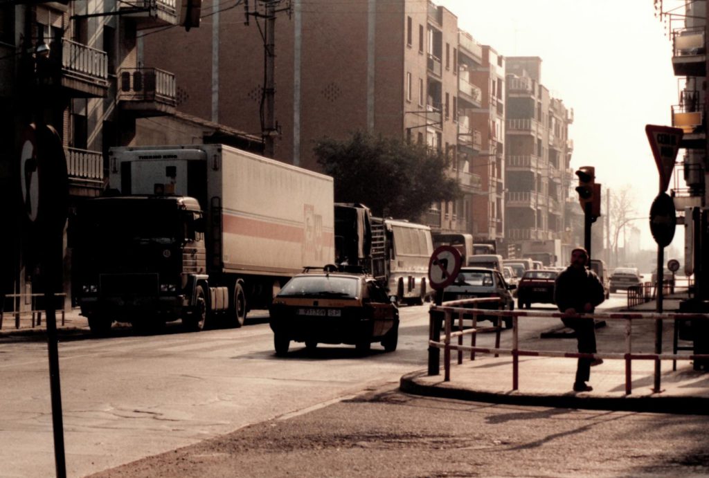 L'antiga carretera N-152 al seu pas pel centre de la Llagosta (1992).