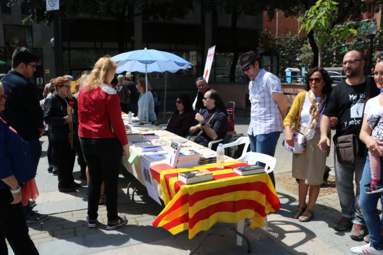 La Llagosta omple la plaça d’Antoni Baqué per Sant Jordi