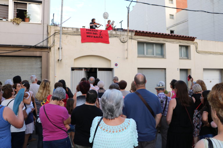 Multitudinari èxit de l’activitat Poesies des del meu balcó