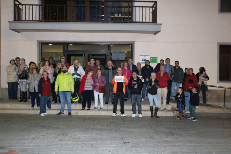 La plaça d’Antoni Baqué va acollir ahir una concentració en protesta per l’empresonament de consellers cessats