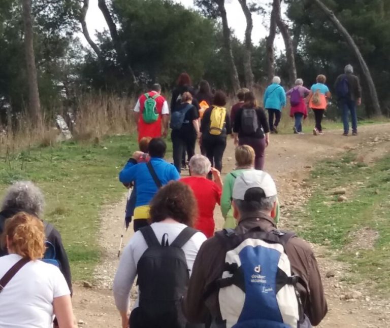 Unes 30 persones participen a la sortida ‘Mai caminaràs sola’