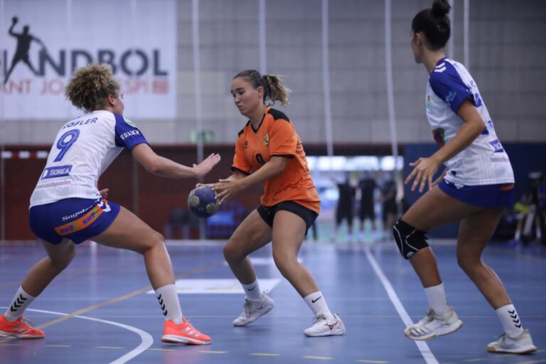 Carla Canalejas, en dinàmica del sènior de l’Handbol Sant Vicenç