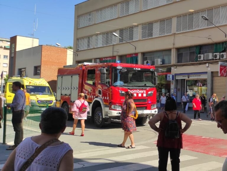 Acte vandàlic contra una oficina bancària del carrer de l’Estació