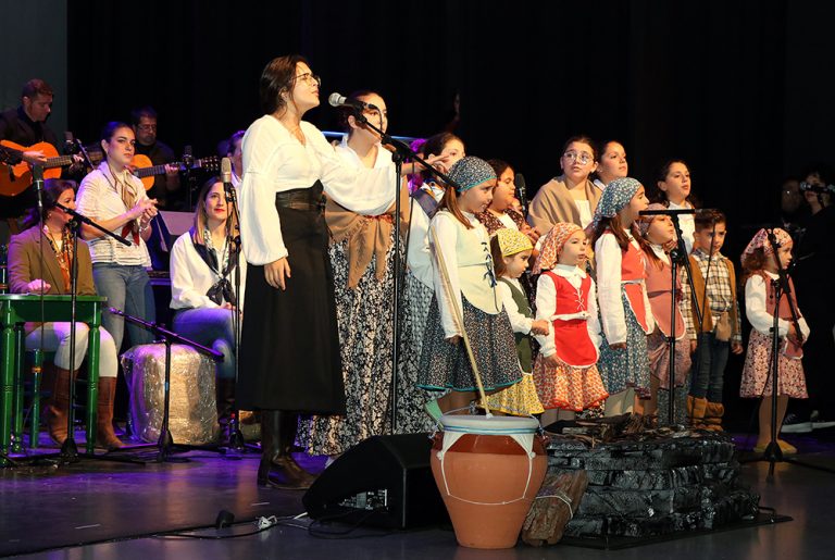 La Zambomba Flamenca omple de solidaritat el Centre Cultural