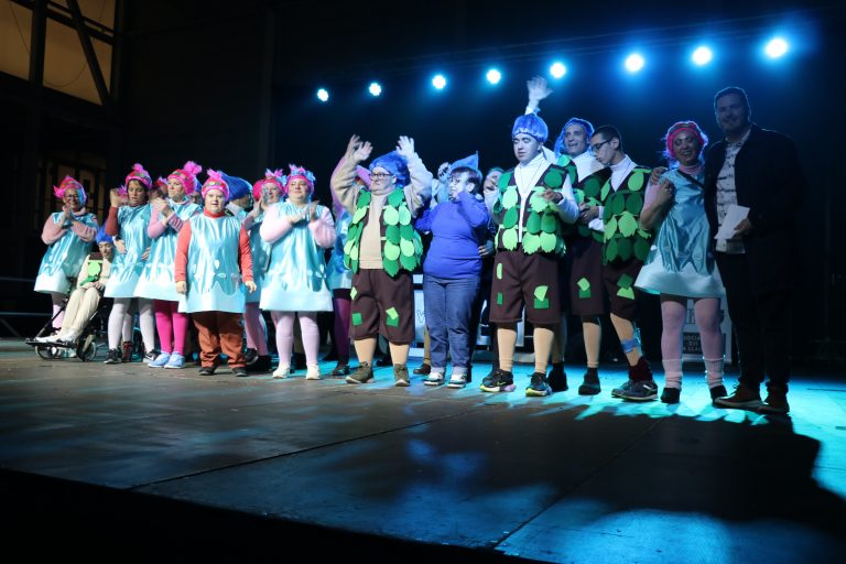 La comparsa Trollys va guanyar un dels primers premis del concurs de disfresses de Carnestoltes