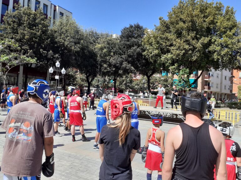 Una activitat de boxa omple la plaça d’Antoni Baqué