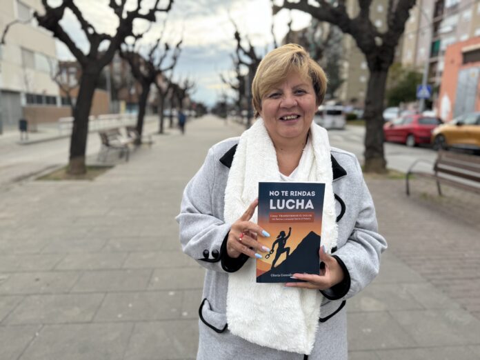 La llagostenca Gloria González publica ‘No te rindas, lucha’