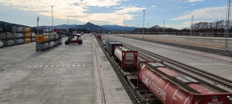 El primer tren de mercaderies arriba a la terminal logística